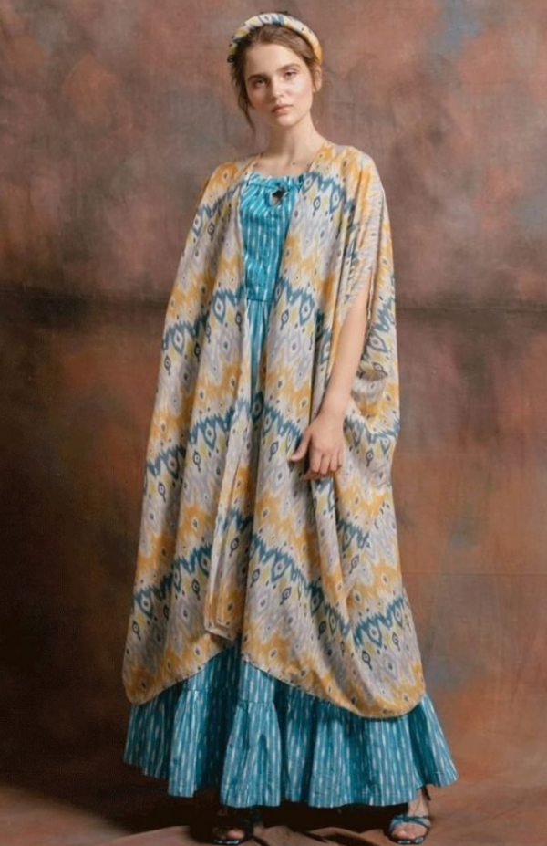 Gaun dengan corak batik modern sebagai hiasan